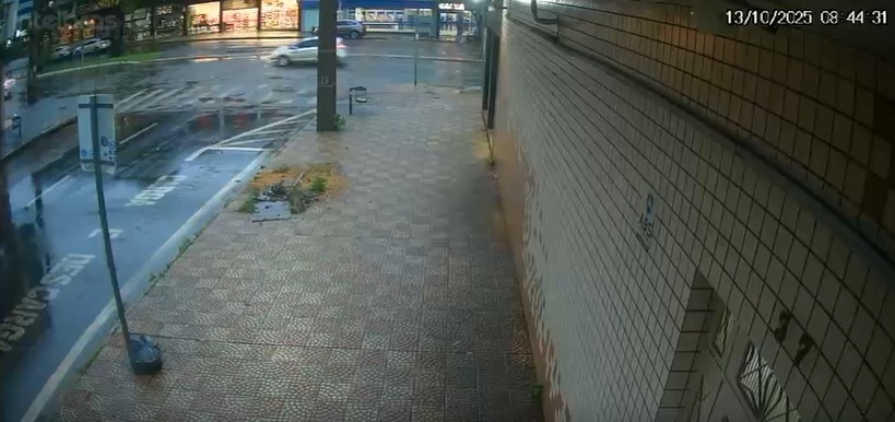 Câmera registra momento em que buraco se abre no canteiro central da Avenida São Paulo, em Maringá; VÍDEO