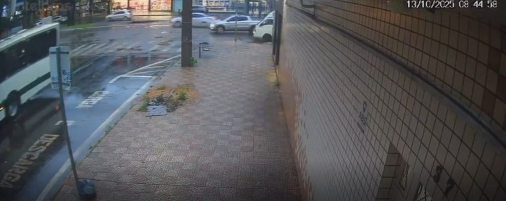 Câmera registra o exato momento em que cratera se abre na Avenida São Paulo, em Maringá