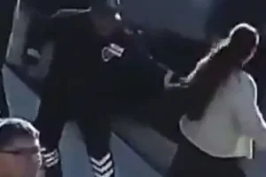 Câmera registra policial resgatando mulher segundos antes de trem passar