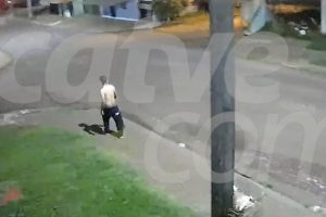 Câmeras flagram momento que homem é morto a pedradas no Paraná