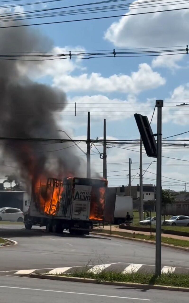Caminhão baú pega fogo em Maringá e carga é totalmente destruída; vídeo