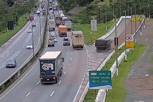 Caminhão com pane nos freios acessa área de escape na BR-376