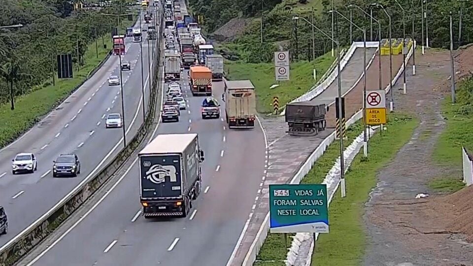 Caminhão com pane nos freios acessa área de escape na BR-376