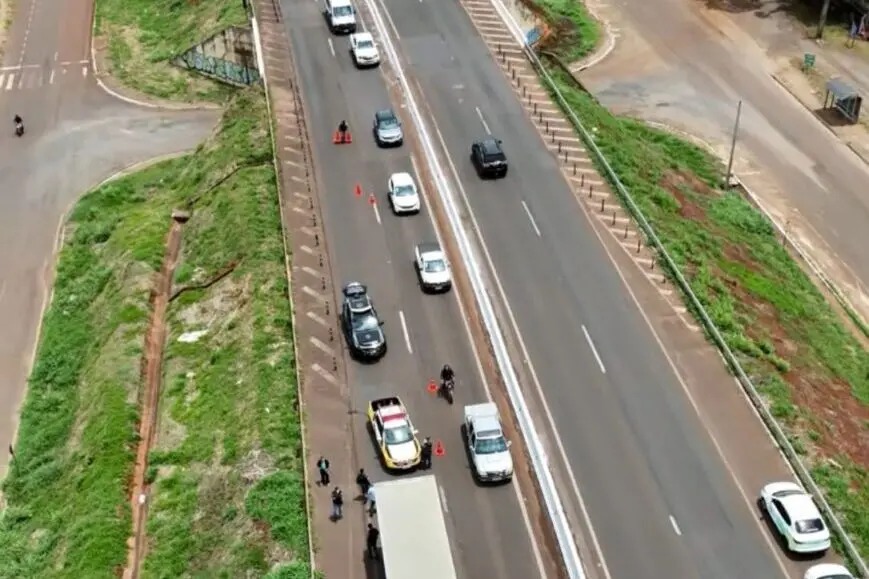 Caminhão parado na PR-323, entre Maringá e Paiçandu, provoca congestionamento e acidente entre carros