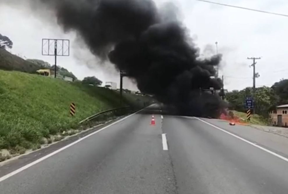 Caminhão pega fogo e gera trânsito na BR-277: vídeo