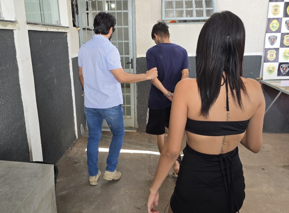 Casal é preso com dois carros furtados e drogas em Maringá