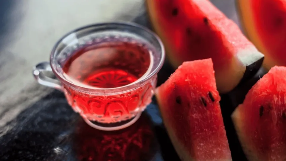 Chá da casca de melancia ajuda desintoxicar e reforçar a imunidade