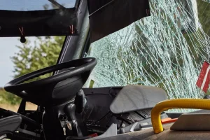 Colisão entre carreta e ônibus escolar deixa três mortos na Bahia