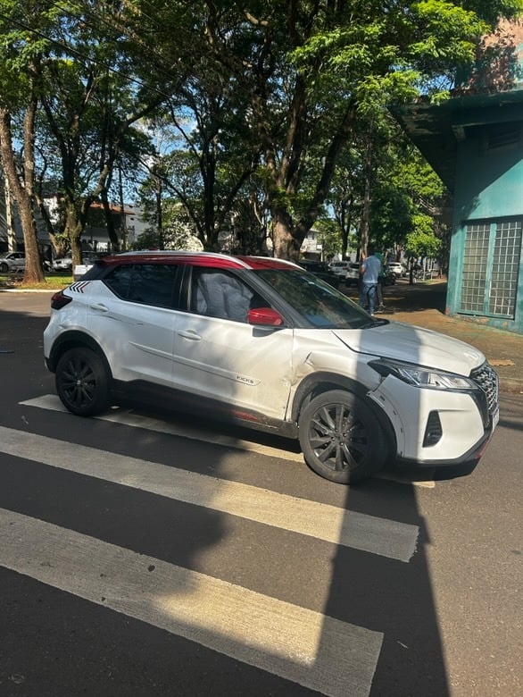 Colisão entre dois carros deixa duas mulheres feridas na Zona 3, em Maringá