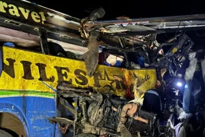 Colisão entre ônibus em Uganda deixa ao menos 63 mortos e dezenas feridos