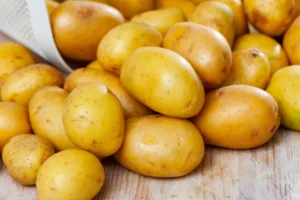 Como conservar batatas por até cinco meses e ainda usá-las na limpeza