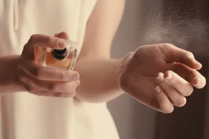 Como fazer o perfume durar mais na pele e cuidados com a esfoliação