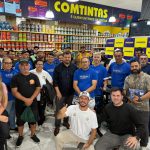 Comtintas homenageia pintores com café da manhã em suas lojas