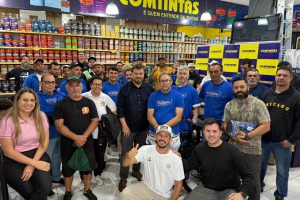 Comtintas homenageia pintores com café da manhã em suas lojas