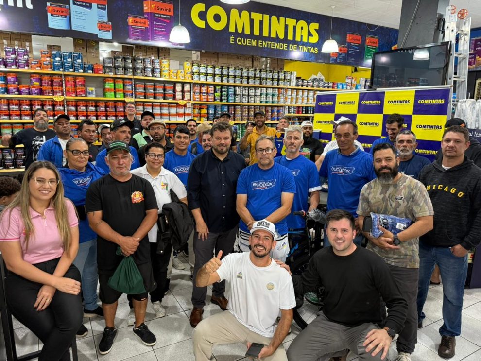Comtintas homenageia pintores com café da manhã em suas lojas