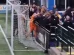 Confusão na Inglaterra! Goleiro dá soco em torcedor e jogo é suspenso