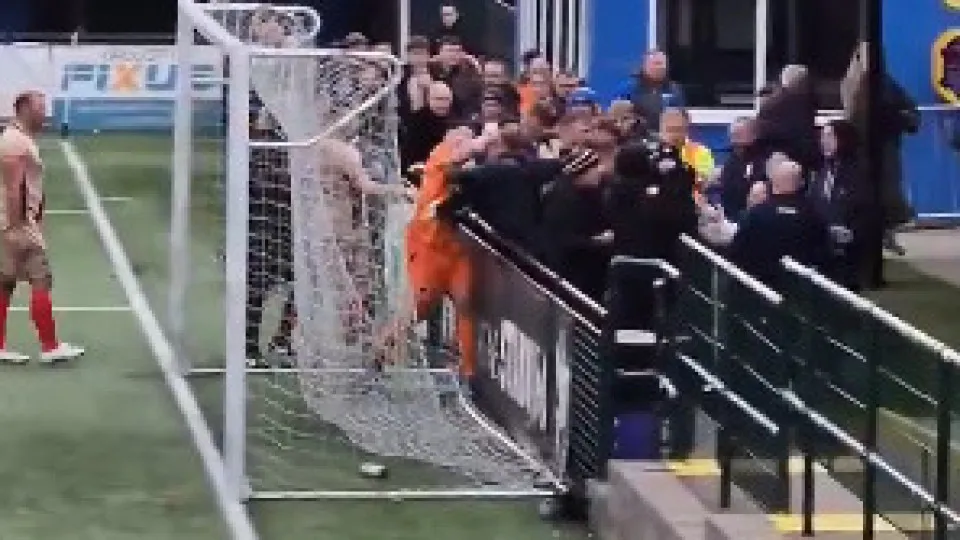 Confusão na Inglaterra! Goleiro dá soco em torcedor e jogo é suspenso