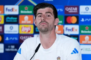Courtois 'dispara' em várias direções: “Vocês zombaram de Vinícius Jr.”