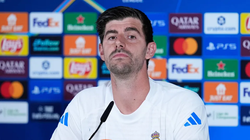 Courtois 'dispara' em várias direções: “Vocês zombaram de Vinícius Jr.”