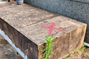 Cruzes vermelhas em túmulos causam reação em cidade do Paraná