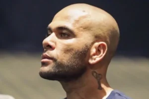 Daniel Alves faz discurso em igreja evangélica na Espanha e diz que é 'prova da fé'