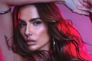 Deborah Secco comemora início das gravações de 'Bruna Surfistinha 2'
