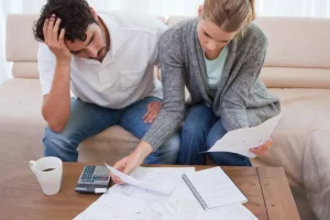 Deixar dinheiro parado na conta pode reduzir até 20% do poder de compra em cinco anos, diz estudo