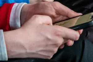 Depois de suicídio de adolescente que 'namorava' chatbot, mãe busca justiça nos EUA