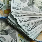 Dólar e Bolsa fecham em queda com dados de atividade econômica do Brasil