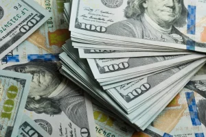 Dólar e Bolsa fecham em queda com dados de atividade econômica do Brasil