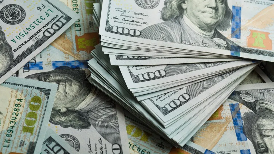 Dólar e Bolsa fecham em queda com dados de atividade econômica do Brasil