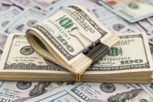 Dólar fecha em queda e Bolsa avança com expectativa sobre novo corte de juros nos EUA