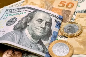 Dólar fecha em queda e Bolsa sobe, com tarifas de Trump e risco de bolha de crédito no radar
