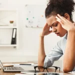 Dor de cabeça frequente: causas e quando buscar ajuda