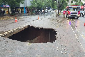 Equipes da Prefeitura atuam para conter danos causados pela chuva no canteiro central da Avenida São Paulo
