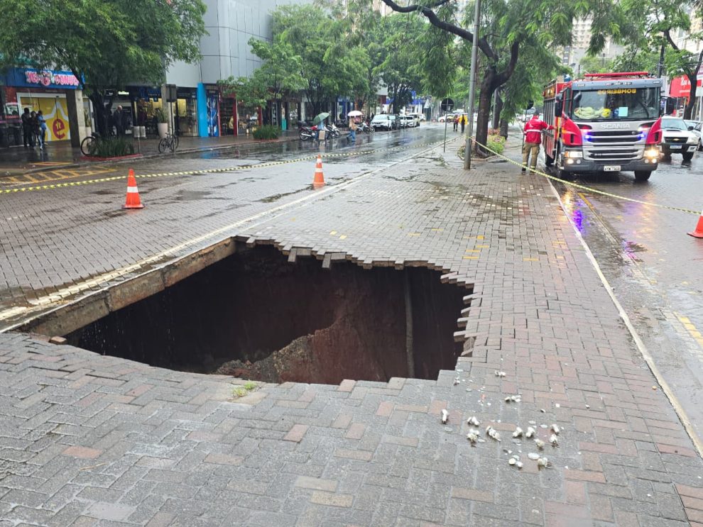 Equipes da Prefeitura atuam para conter danos causados pela chuva no canteiro central da Avenida São Paulo