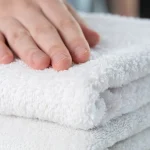 Esqueça o amaciante: método simples deixa as toalhas novas de novo
