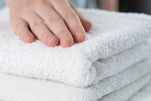 Esqueça o amaciante: método simples deixa as toalhas novas de novo