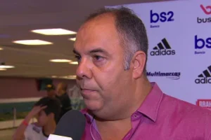 Ex-Flamengo discute com jornalista em vitória do Remo na Série B: 'Covarde'