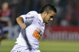Ex-Santos que quase perdeu perna após grave lesão se aposenta aos 37 anos