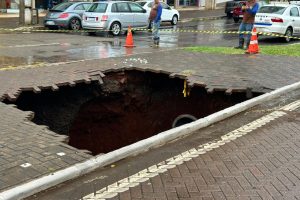 Excesso de chuva abre cratera em avenida de Maringá