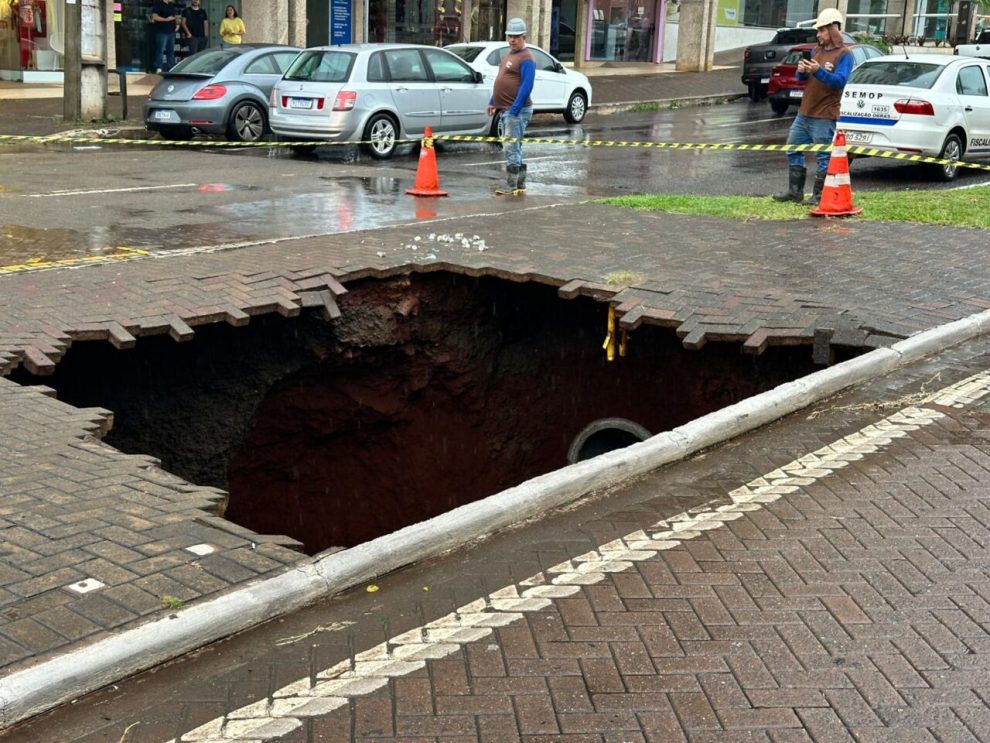 Excesso de chuva abre cratera em avenida de Maringá