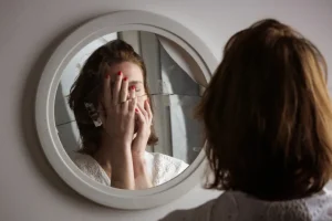 Fatos sobre espelhos: fobias, portal para o além e previsão de mortes