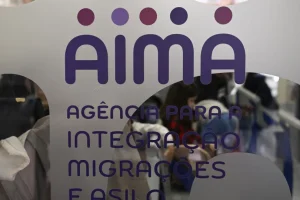 Fila em agência de imigração de Portugal faz estrangeiros passarem a noite na calçada