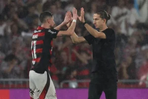 Filipe Luís elogia Flamengo após vaga na fibal: 'Este time sabe jogar Libertadores'