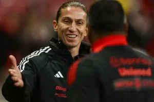Filipe Luís elogia Flamengo na vitória sobre o Racing: 'Este time quer muito. Dá orgulho'