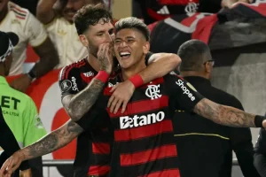 Flamengo desafoga no fim, vence Racing e sai na frente por vaga na final