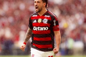Flamengo vence no Maracanã e empata em número de pontos com Palmeiras