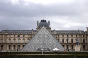 França vai reforçar segurança de locais culturais após roubo no Louvre