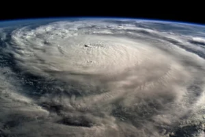 Furacão Melissa atinge Jamaica com categoria máxima e pode ser a 'tempestade do século'